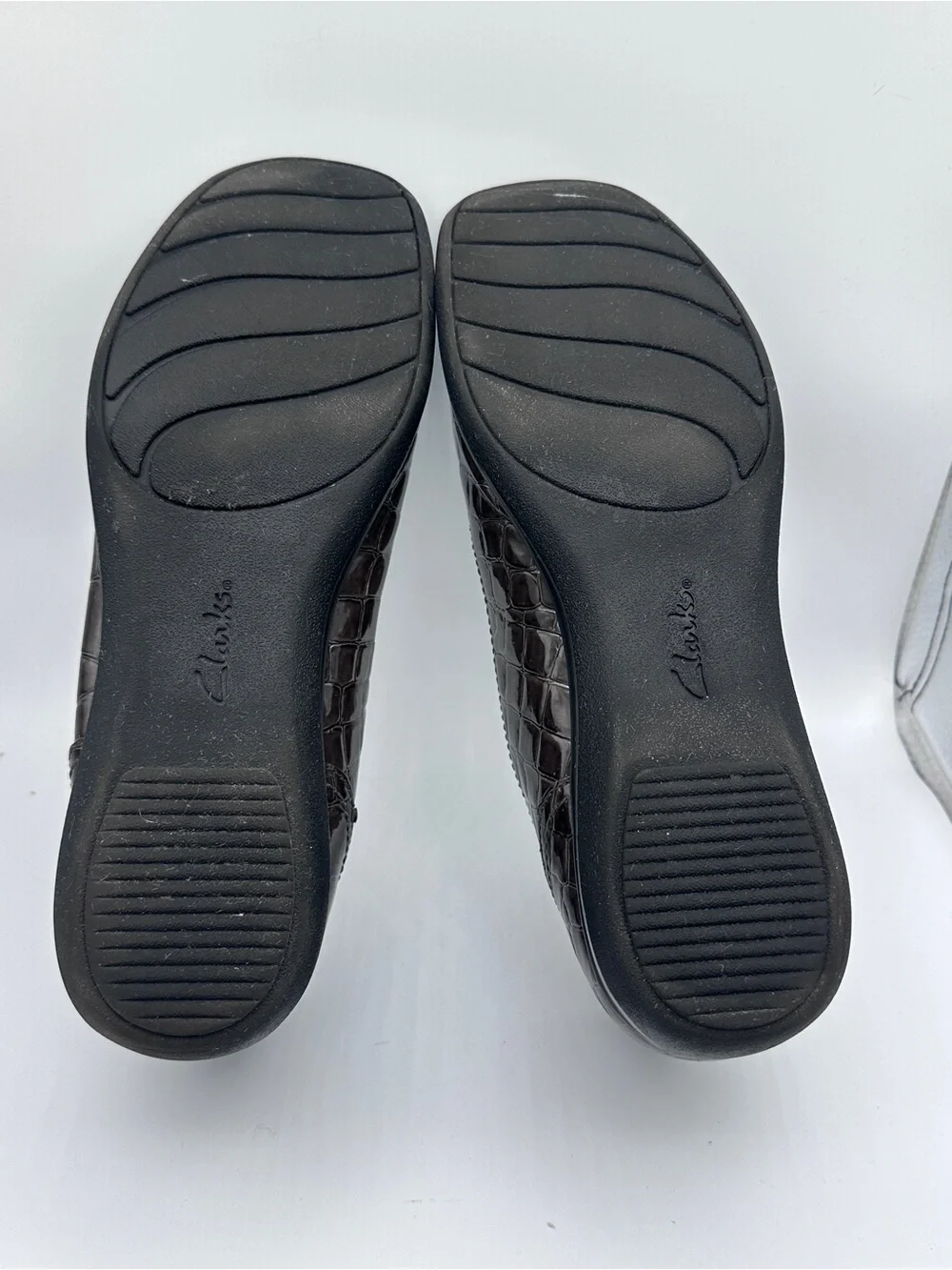 Clark’s Bendable Faux Croc-Embossed Slip-On Wedge Loafers in Dark Brown Size 11